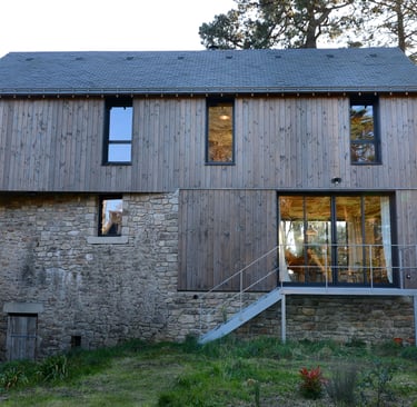 Rénovation d'une maison en pierres avec extension et surélévation en ossature bois