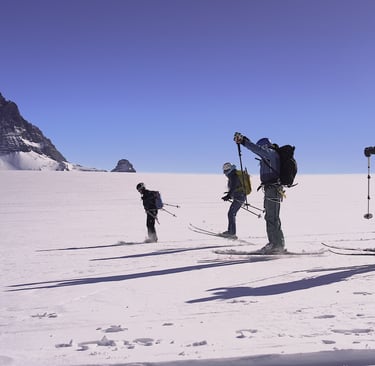 toedi skifahrer mit sprung gletscherabfahrt sonne winter
