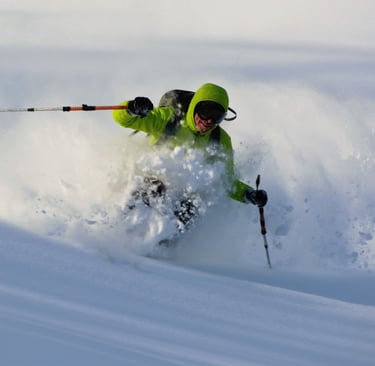 freude action tiefschnee sonne skifahren stiebender schnee