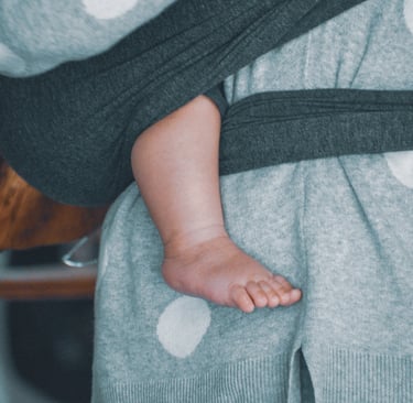 Madre abrazando a su bebé con ternura, vínculo seguro y amoroso