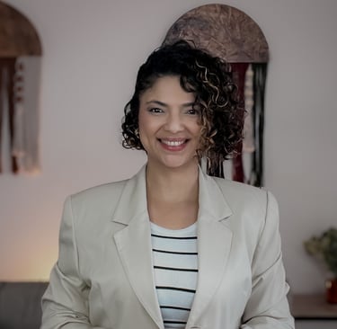 mujer y madre sonriente psicóloga crianza