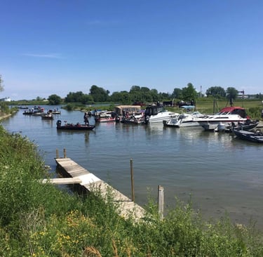 Waterfront RV Parks in Ontario vs. Inland Campgrounds: What Serious RV Owners Prefer