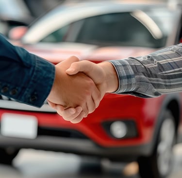 Estrechando la mano vendedor comprador automovil