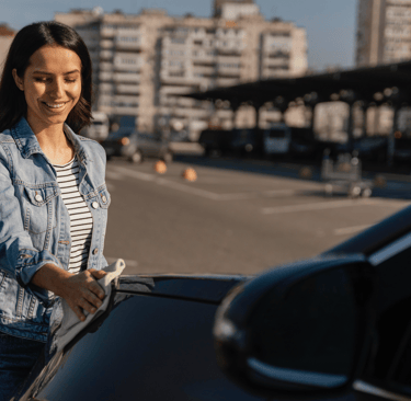 Mujer limpiando auto comprado
