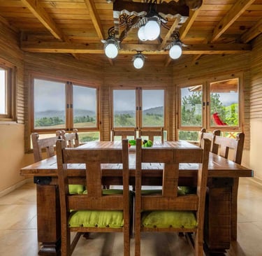 comedor de. 8 sillas, con vista a las montañas villa presidencial