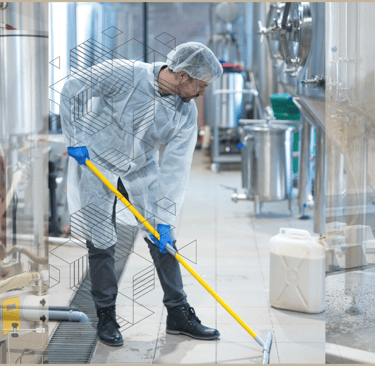 Profissionais trabalhando em ambiente limpo e regulamentado da indústria de alimentos.