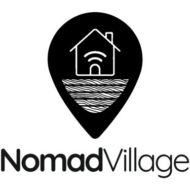 Logotipo de NomadVillage con pin de ubicación, casa con Wi-Fi y base de tierra.