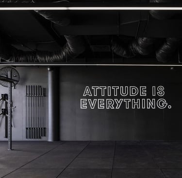 Box de crossfit com a frase attitude is everthing.