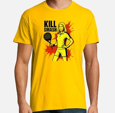 Camiseta amarilla con ilustración de personaje estilo Kill Bill con pala de pádel y salpicaduras