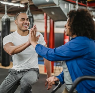 Un coach sportif qui aide une cliente