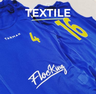 Un flocage sur un t-shirt de basket bleu