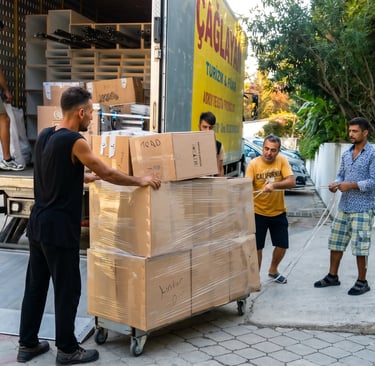 Antalya koli ve parça eşya nakliyesi için taşıma arabasıyla hızlı yükleme yapan nakliye ustası