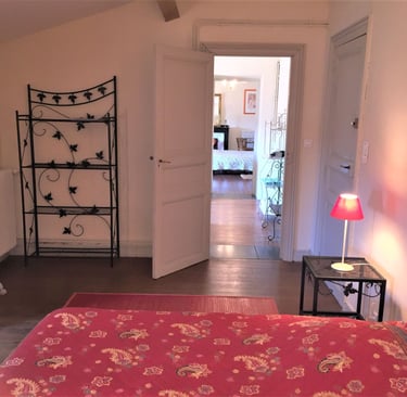 Au fond la chambre parentale, entre les deux, la salle d'eau.