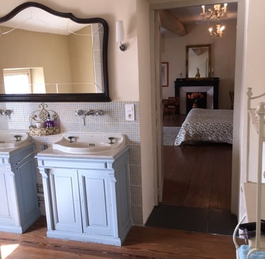 Salle d'eau avec toilettes. Les portes qui donnent dans chaque chambre sont munies d'un verrou