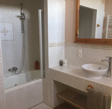 Baignoire balnéo avec paroi vitrée