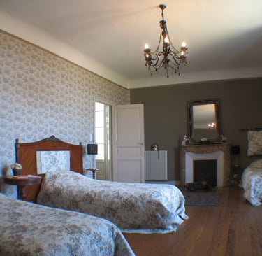 Chambre des enfants baroque avec jouets anciens, comprenant 3 lits en 90