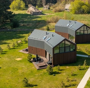 Modernūs „Jūra Ošia“ apartamentai Papėje, Latvijoje – vaizdas iš oro.