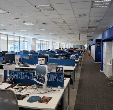 Traslado de oficinas y empresas en Bogotá con personal capacitado y camiones de mudanza.