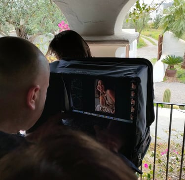 le photographe ajuste le cliché photo de mode