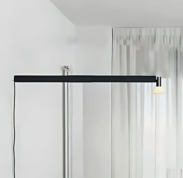 Luminaria de pared 2092W en acabado negro con cortina blanca de fondo