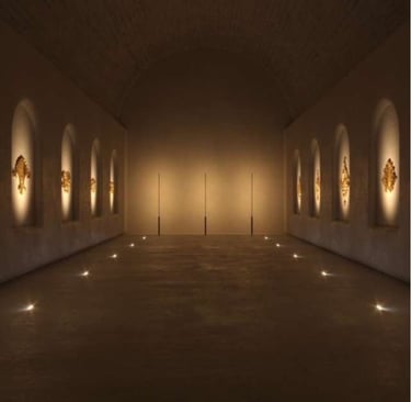 Lámparas de pared CRONEK Linea en pasillo largo, creando iluminación ambiental cálida