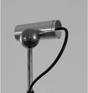 Foco técnico orientable VOLTA con cabezal cilíndrico y diseño metálico industrial