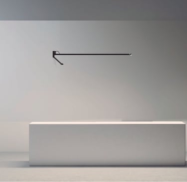 Luminaria técnica de brazo orientable sobre bañera en espacio de diseño minimalista