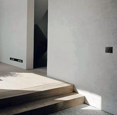 Espacio de diseño con interruptores negros integrados en pared clara y arte contemporáneo