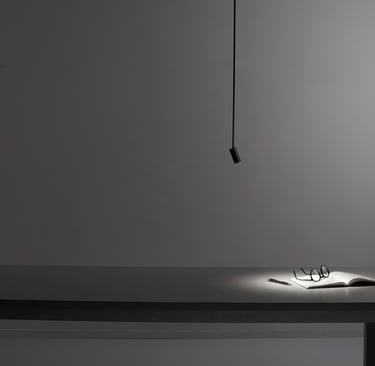 Lámpara colgante de sobremesa o lectura GUIU con luz directa, compacta y moderna