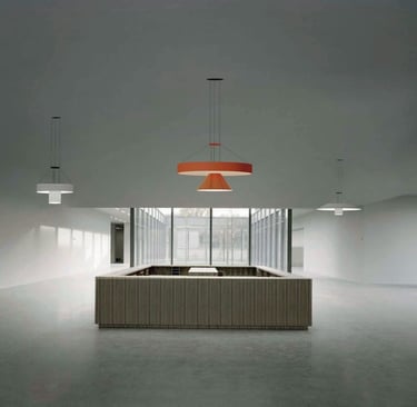 Lámparas técnicas suspendidas en espacio arquitectónico minimalista con luz natural