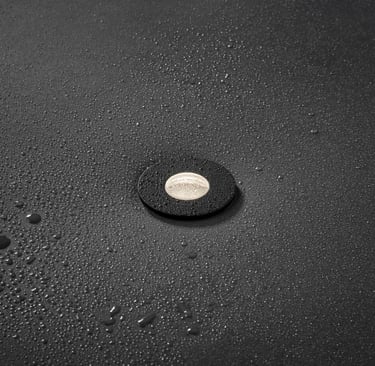 Foco empotrable MINI MINUS ultracompacto en techo oscuro, iluminación discreta