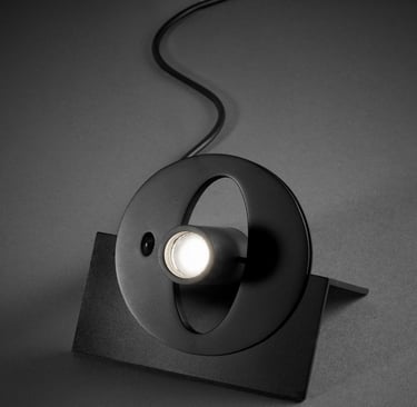 Lámpara de suelo PENDANT LP de metal negro con luz integrada, vista en detalle
