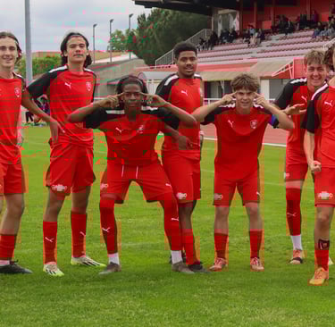 un groupe de joueurs de football posant pour une photo