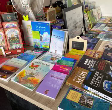 Des livres de la librairie sont exposés
