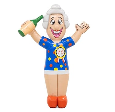 Lachende Sarah pop met blauwe jurk met stippen, grijs haar, rode schoenen met fles wijn in haar hand