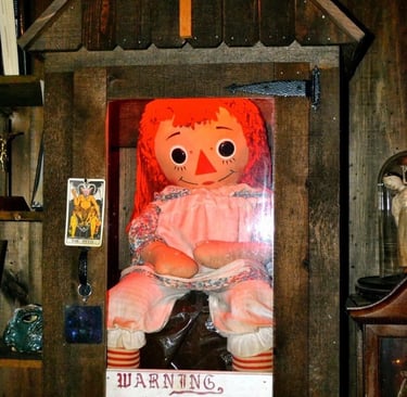 Boneca real da Annabelle. Bem diferente com a do filme.