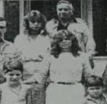 Foto real do Casal Warrens com a família Snedeker