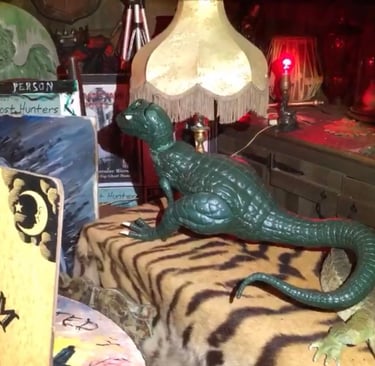 O brinquedo do caso ‘The Devil Made Me Do It’ no Museu dos Warrens (Vida Real)