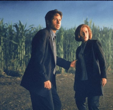 Gillian Anderson and David Duchovny in Arquivo X: O Filme (1998)