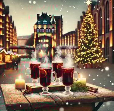 Mehrere heiße Punschgläser auf einem Stehtisch präsentiert vor einer urbanen Weihnachtskulisse
