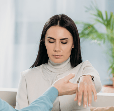 femme yeux fermés main tendue