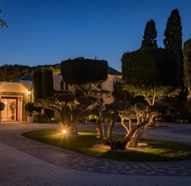 Villa El Rincon entrance drive lit at night