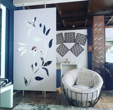 Ambiente moderno com divisória decorativa tipo cobogó em padrão de folhas e espelhos, integrando estilo e funcionalidade na s