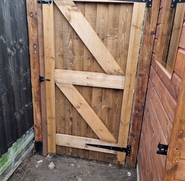 6ft wooden gate, black hinges and lock - lawtons landscapes