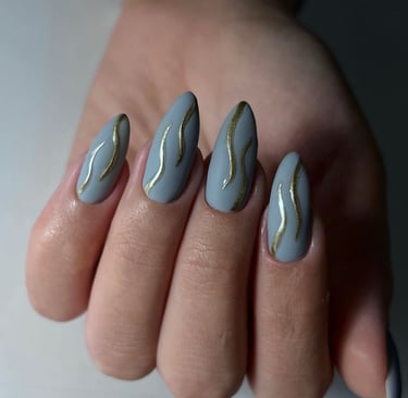 Priauginti nagai su dekoru