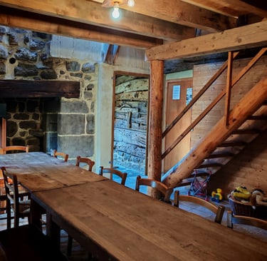 Salon chaleureux d'un grand gîte