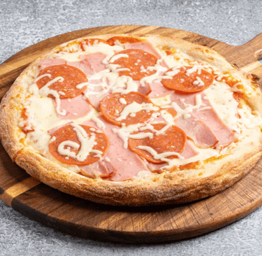 Πίτσα με αλλαντικά  σε ξύλινη βάση