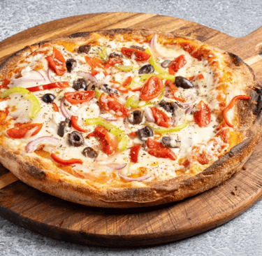 Pizza με λαχανικά σε ξύλινη βάση