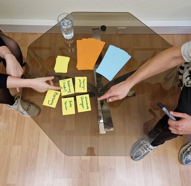 Coach und Klientin arbeiten am Tisch mit Moderationskarten