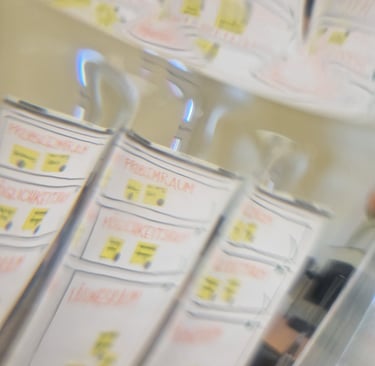 Flipchart spiegelt sich im Wasserglas